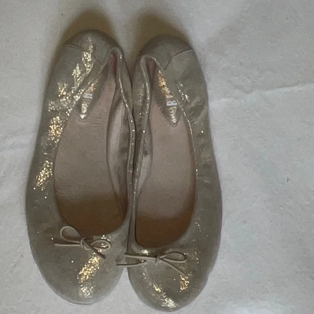 Bloch Cream/Gold Ballet Flat Shoes Size 32 (US 2)